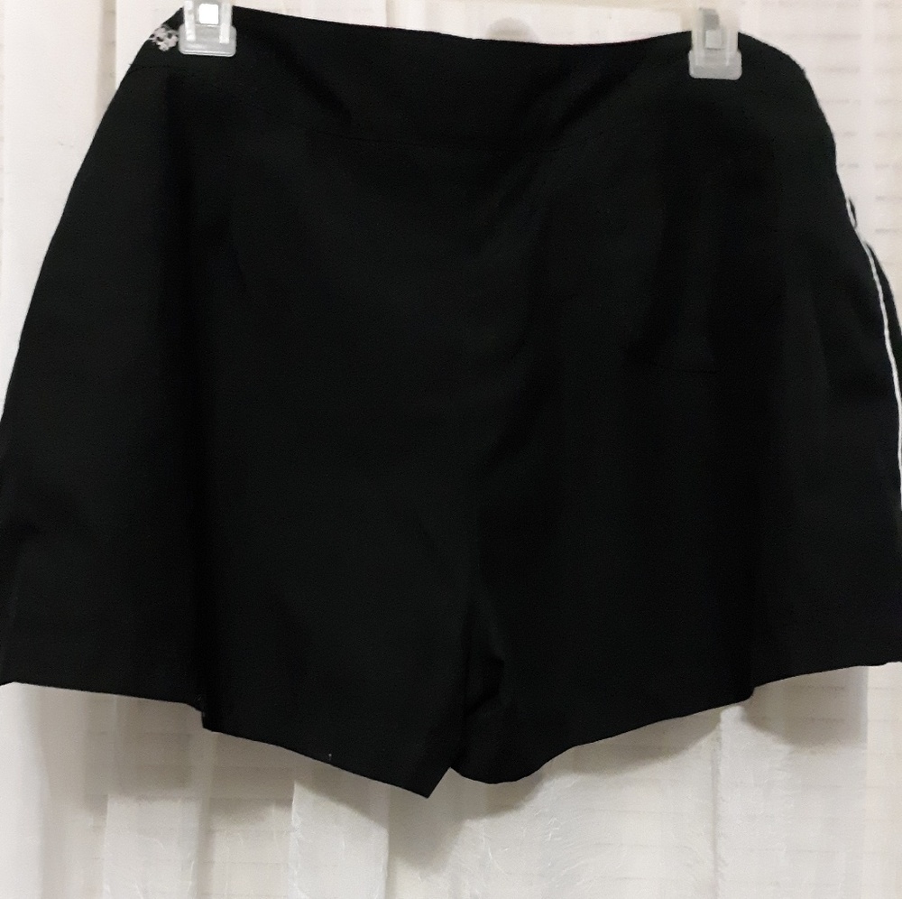 Shorts - Picture 2 of 9